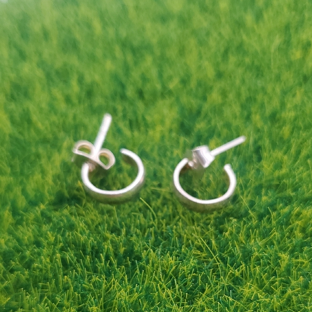 Dainty Silver Tone Hoop Earrings E1030